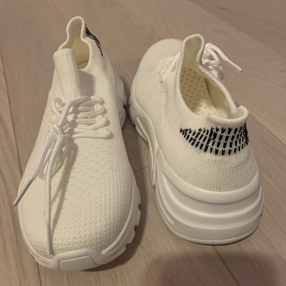 Lace up Front Breathable Mesh White Running Sneakers 👟 - Picture 2 of 3